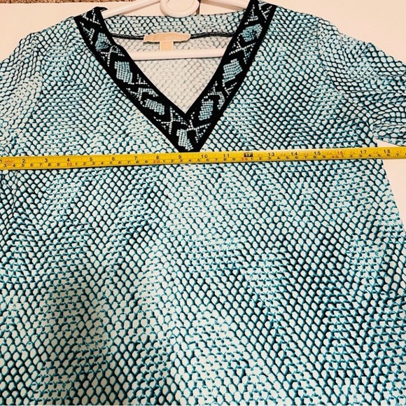 MK V- Neck Blouse. Size Medium (EUC) - Picture 5 of 11